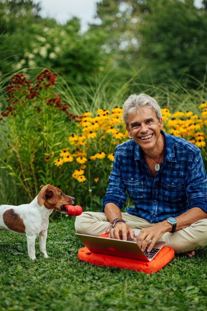 Thomas Brezina mit Hund Joppy im Garten